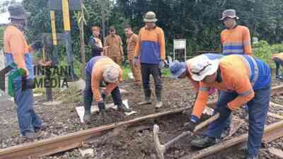 Petugas Melakukan Penutupan Perlintasan Kereta Api Tanpa Palang Pintu di Kecamatan Sanankulon Kabupaten Blitar