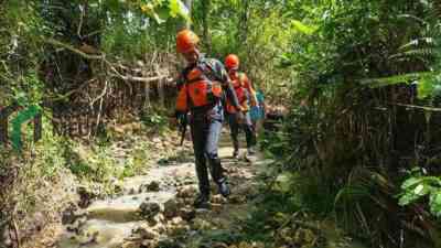 Petugas Menyusuri Parit untuk Mencari Lansia 72 Warga Desa Wonodadi Panggungduwet Kecamatan Kademangan Kabupaten Blitar