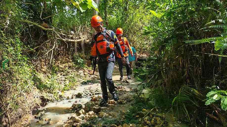 Petugas Menyusuri Parit untuk Mencari Lansia 72 Warga Desa Wonodadi Panggungduwet Kecamatan Kademangan Kabupaten Blitar