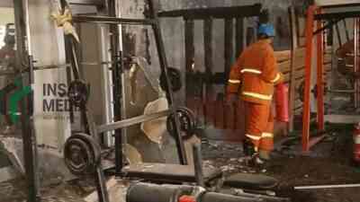 Petugas Pemadam Kebakaran Kabupaten Blitar Memadamkan Api di Ruang Sauna Hotel Grand Mansion Kabupaten Blitar