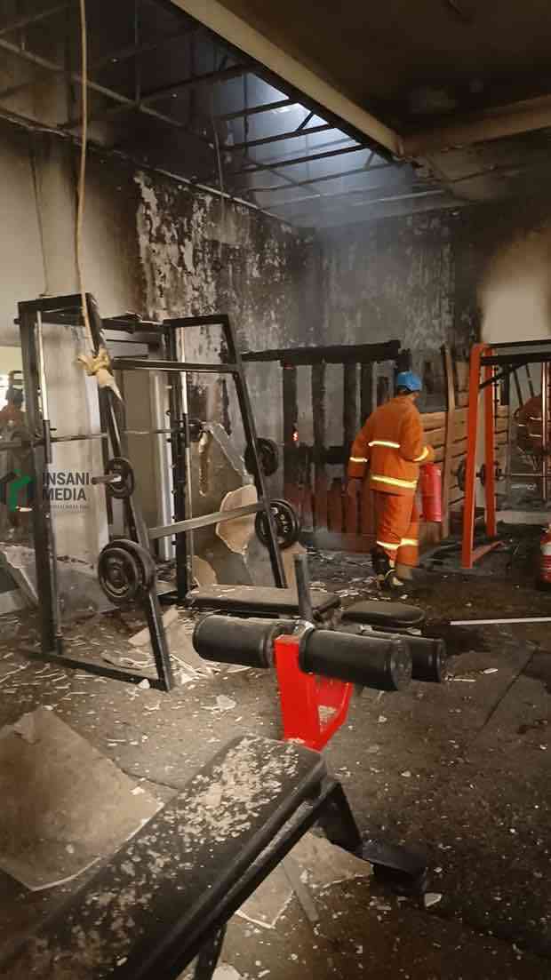 Petugas Pemadam Kebakaran Kabupaten Blitar Memadamkan Api di Ruang Sauna Hotel Grand Mansion Kabupaten Blitar