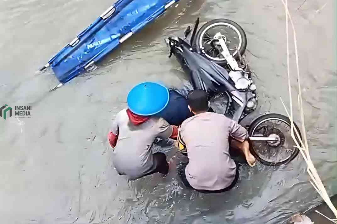 Pengendara Motor Terjatuh ke Sungai Bok Unut Sutojayan, Meninggal di Tempat Polisi Dibantu Warga Mengevakuasi Korban yang Terjatuh ke Sungai Unut Kecamatan Sutojayan Kabupaten Blitar