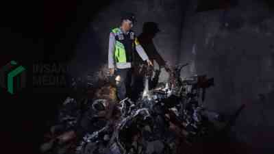 Polisi Menunjukkan Puing puing Kebakaran Dapur Warga Desa Sumberagung Kecamatan Selorejo Kabupaten Blitar Tiga Motor Ludes Terbakar