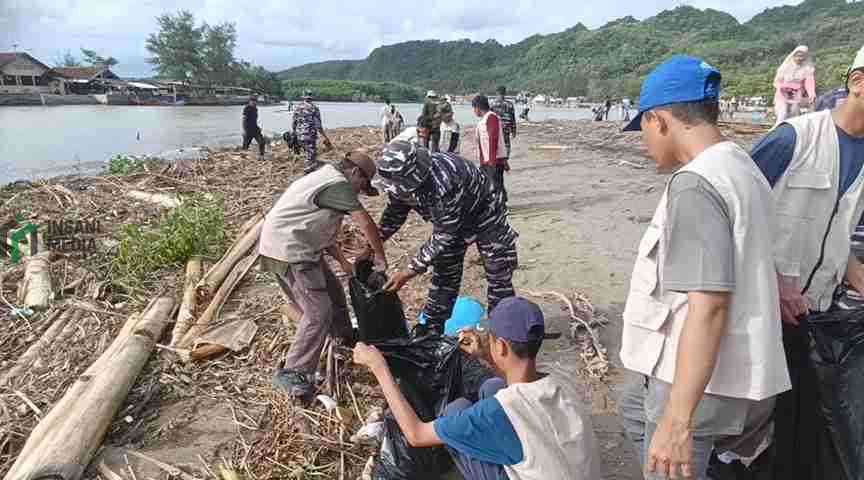 Posal Logending melaksanakan kegiatan bersih pantai di wilayah Pantai Logending Kecamatan Ayah Kabupaten Kebumen
