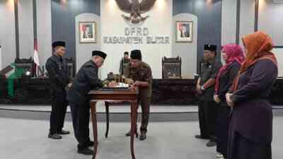 Perubahan Masa Jabatan Kades hingga Perlindungan Produk Lokal Resmi Diatur dalam Perda Kabupaten Blitar