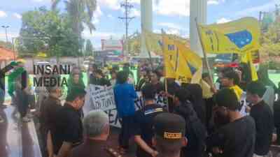 Ratusan Mahasiswa dari PMII Cabang Purworejo Menggelar Aksi Demo di Kejaksaan Negeri Kejari Purworejo Menuntut Usut Tuntas Dugaan Korupsi Mini Zoo Purworejo