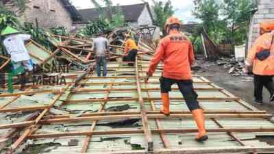 Angin Kencang dan Hujan Lebat Rusak Rumah Warga serta Sekolah di Sidoasri Gandusari