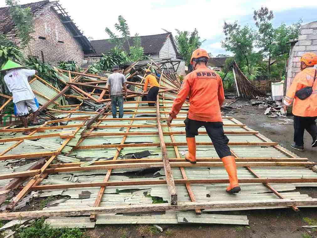 Rumah Warga di Desa Sumberagung Kecamatan Gandusari Kabupaten Blitar Roboh akibat Puting Beliung