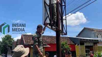 Satpol PP Kabupaten Blitar Menurunkan Reklame Tidak Berizin