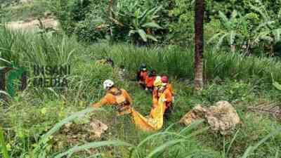 Tim SAR Mengevakuasi Sumarti Lansia 72 Korban Banjir di Kademangan