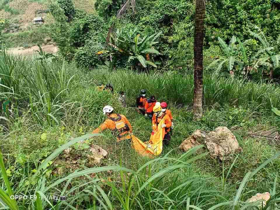 Terseret Arus di Parit Sejauh 15 KM Sejak Lima Hari Lalu, Lansia Asal Panggungduwet Kademangan Ditemukan Meninggal Tim SAR Mengevakuasi Sumarti Lansia 72 Korban Banjir di Kademangan