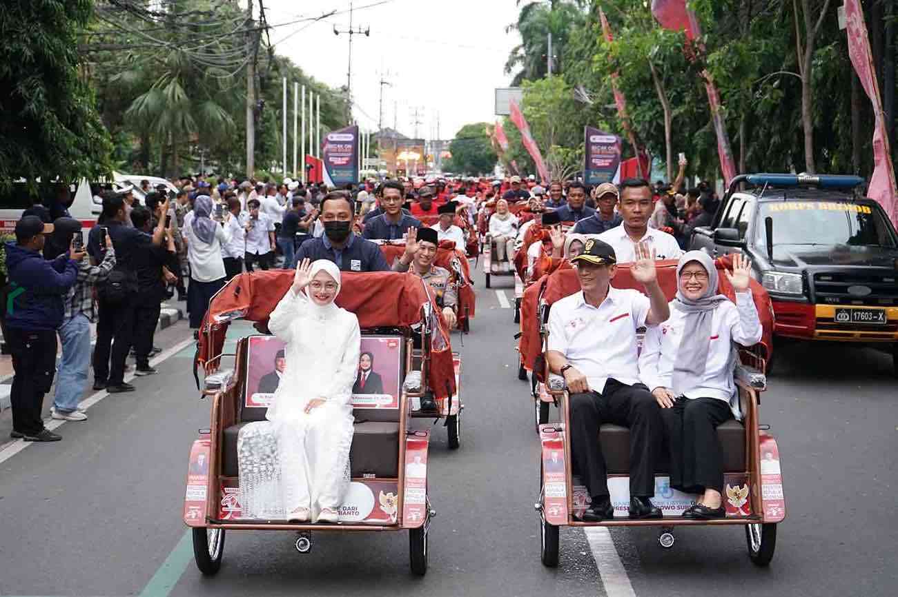 Wali Kota Kediri Vinanda Prameswari Menyerahkan 200 Becak Listrik Bantuan Presiden Prabowo ke Tukang Becak di Kota Kediri