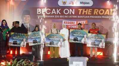 Satu Tahun Menjabat, Mbak Wali Berangkatkan Warga Kurang Mampu Umroh Gratis