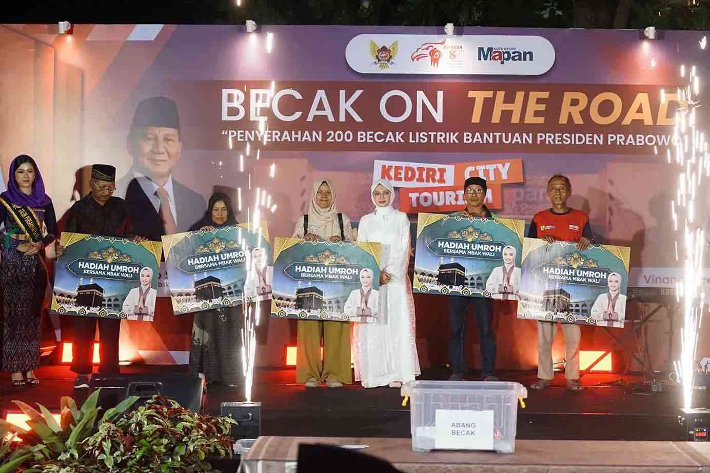 Wali Kota Kediri Vinanda Prameswati Memberikan Hadiah Umroh bagi Warga dalam Setahun Kepemimpinannya di Kota Kediri