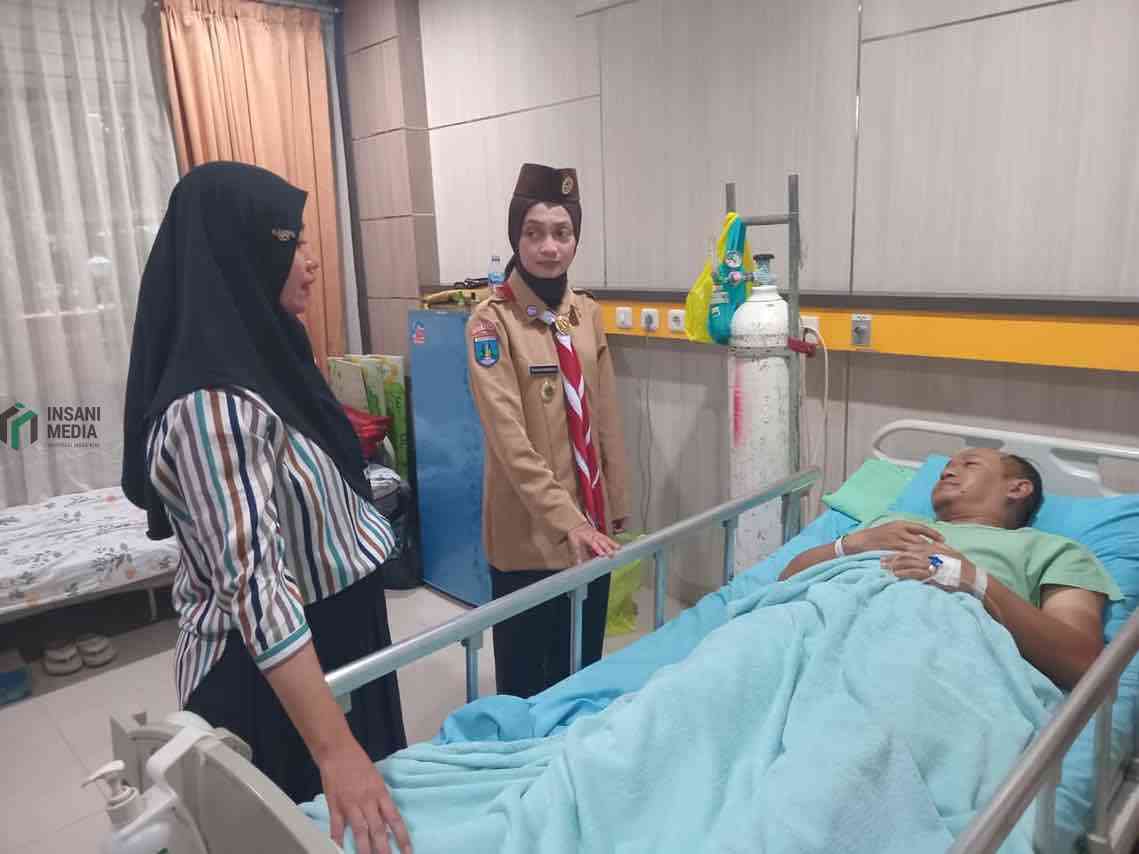 Wali Kota Kediri Vinanda Prameswati menjenguk personel Pemadam Kebakaran Damkar Kota Kediri Achmad Arvan Fauzi yang tersengat tawon vespa