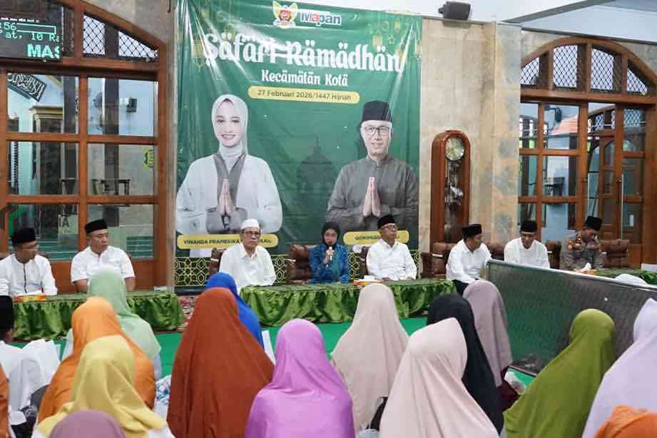 Safari Ramadan di Kecamatan Kota, Mbak Wali Imbau Warga Perkuat Kerukunan dan Hindari Panic Buying Wali Kota Kediri Vinanda Prameswati saat Menghadiri Safari Ramadan di Masjid Jami Al Huda