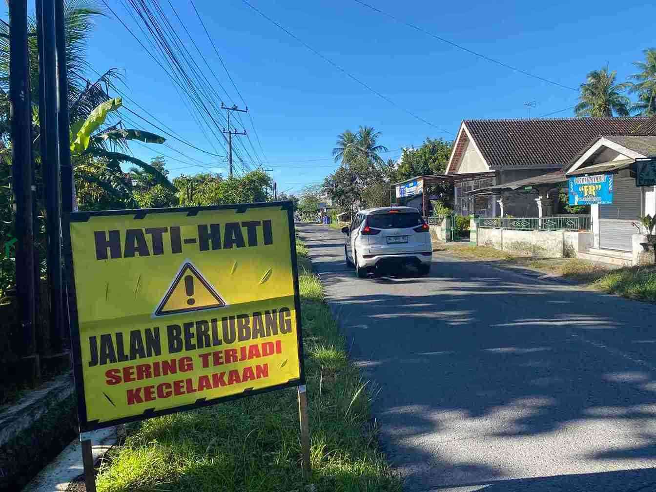 Warga Keluhkan Jalan Berlubang di Desa Bangsri Kecamatan Nglegok Kabupaten Blitar