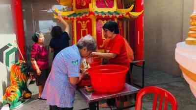 Warga Tionghoa di Kota Blitar Menyambut Imlek dengan Membersihkan Patung Dewa Dewa di Klenteng Po An Kiong