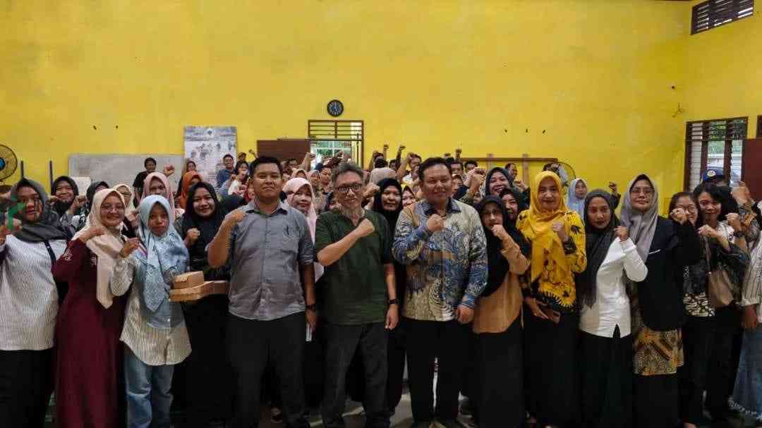 Anggota DPRD Provinsi Jawa Timur M. Hadi Setiawan Bersama Para Guru Honorer di Kediri