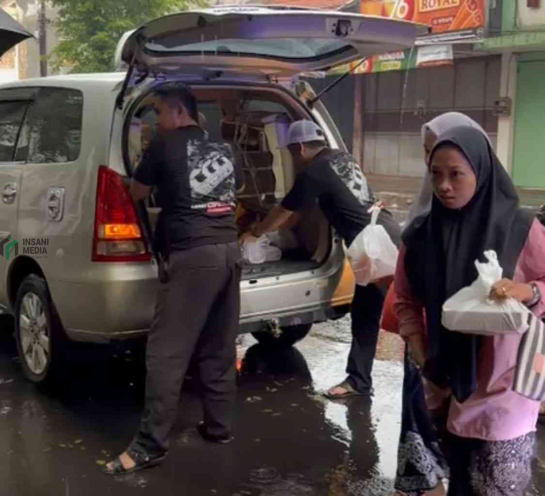 Anggota Great Corolla Club Comunity Berbagi Takzil