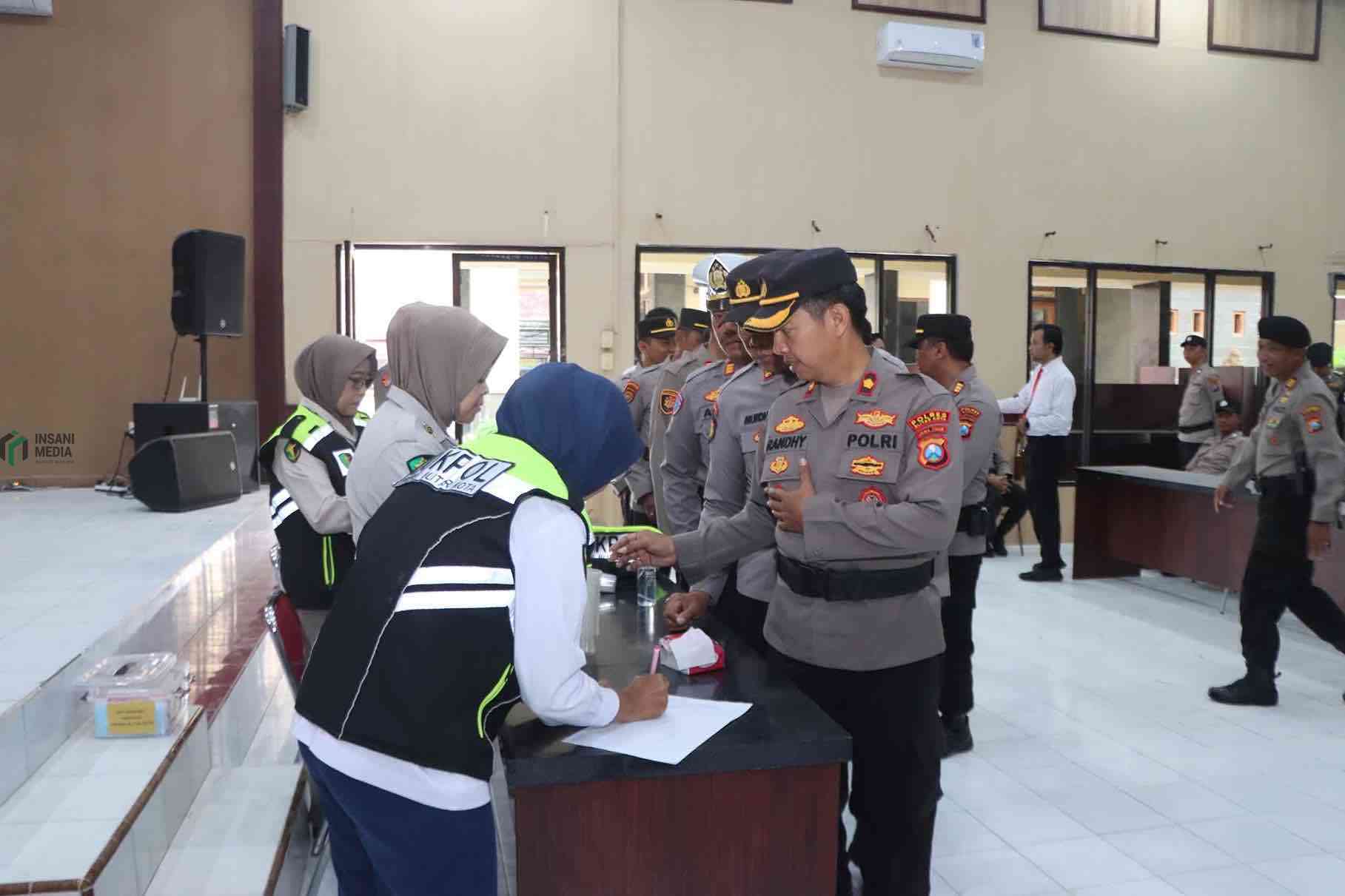 Polres Blitar Kota Gelar Tes Urine, 92 Anggota Dinyatakan Negatif Narkoba Anggota Polres Blitar Kota Jalani Tes Urine
