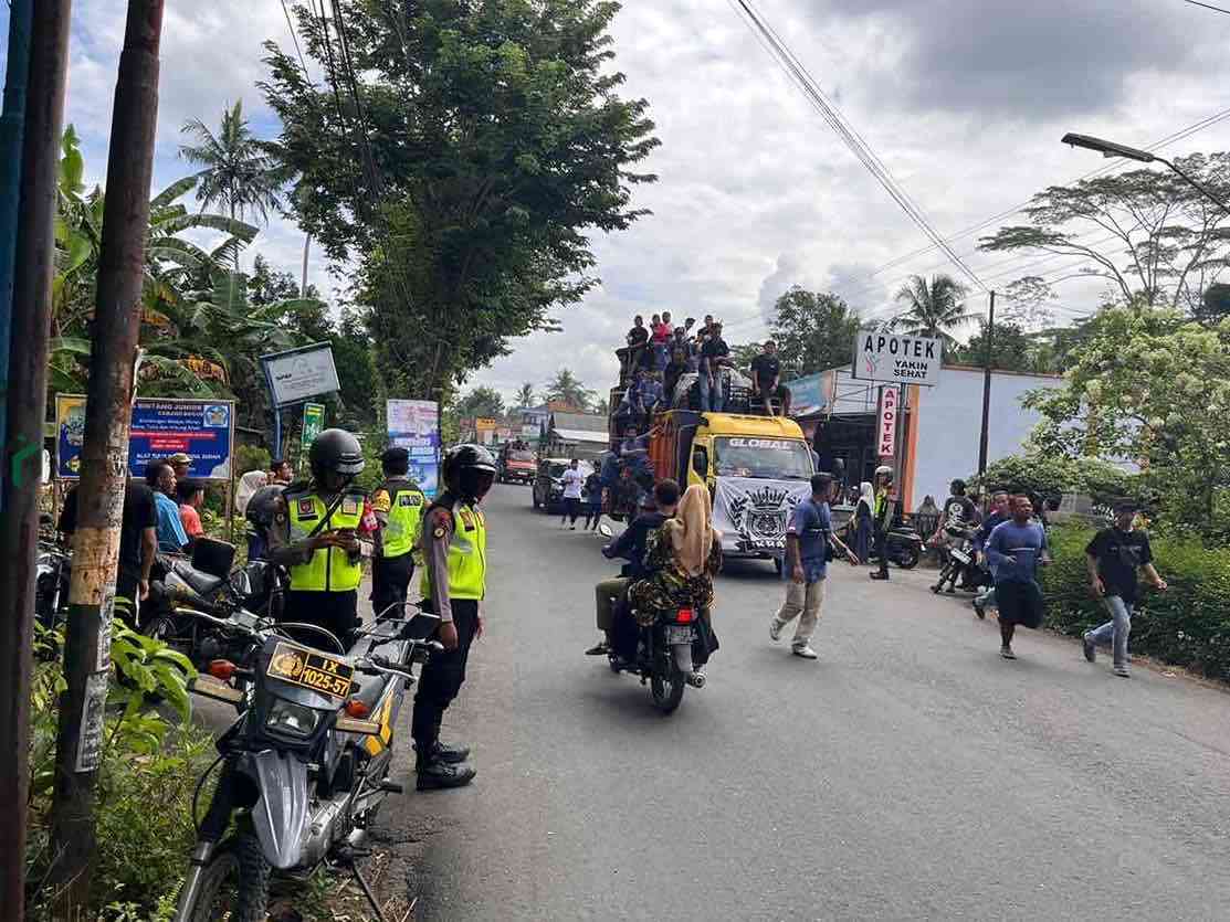 Polres Kebumen Amankan Festival Gerobag, Tradisi Naik Gerobag Menuju Pantai untuk Wisata Anggota Polres Kebumen Mengamankan Festival Grobag Kecamatan Buluspesantren Kabupaten Kebumen