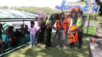 Anggota Polres Kebumen Menghimbau Wisatawan Jembangan Wisata Air JWA Poncowarno untuk menggunakan Pelampung