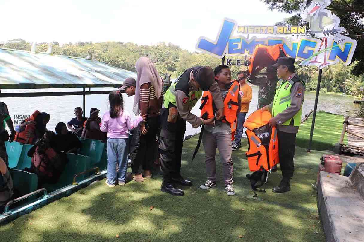 Anggota Polres Kebumen Menghimbau Wisatawan Jembangan Wisata Air JWA Poncowarno untuk menggunakan Pelampung