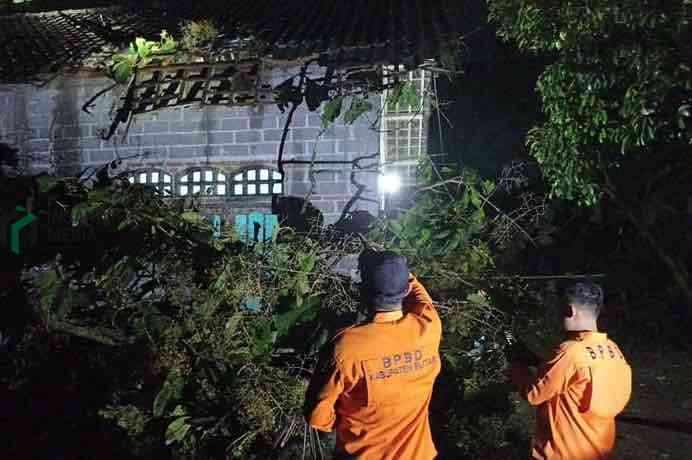 Angin Kencang Sebabkan Sejumlah Rumah Terdampak di Kabupaten Blitar
