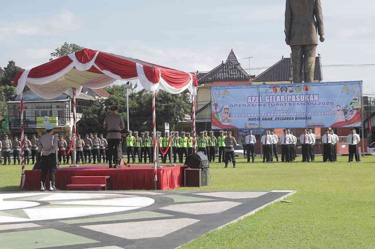 Apel Operasi Ketupat Semeru 2026 di di Alun Alun Pemerintah Kabupaten Blitar