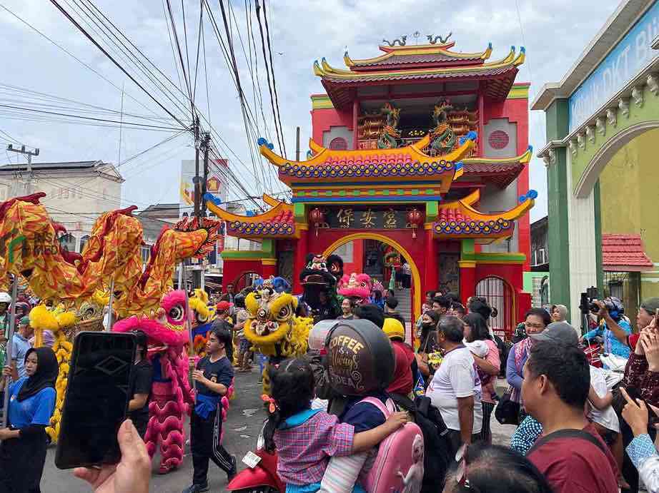 Kirab Barongsai dan Liong Meriahkan Penutupan Cap Go Meh di Kota Blitar Barongsai Memeriahkan Penutupan Cap Go Meh di Kota Blitar