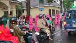 Polisi dan Bhayangkari Polres Blitar Berbagi Takjil untuk Pengguna Jalan