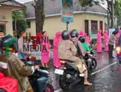 Polisi dan Bhayangkari Polres Blitar Berbagi Takjil untuk Pengguna Jalan