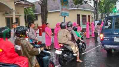 Polisi dan Bhayangkari Polres Blitar Berbagi Takjil untuk Pengguna Jalan