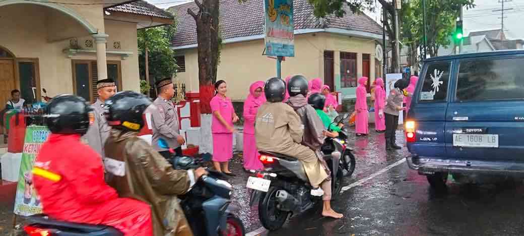 Bhayangkari Polres Blitar Berbagi Takjil untuk Pengguna Jalan