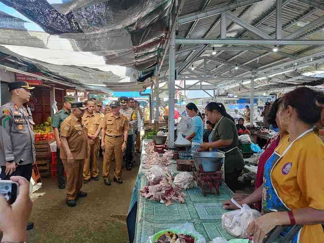 Bupati Blitar, Rijanto Pantau Harga Sembako Jelang Lebaran Bupati Blitar Rijanto dan Forkopimda Kabupaten Blitar Meninjau Harga Kebutuhan Pokok di Pasar Tradisional Jelang Lebaran