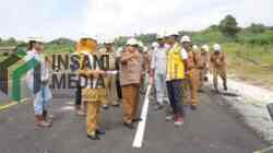 Bupati Blitar Rijanto saat Meninjau Pembangunan Jalan Lintas Selatan