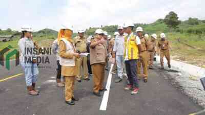 Bupati Blitar Rijanto saat Meninjau Pembangunan Jalan Lintas Selatan