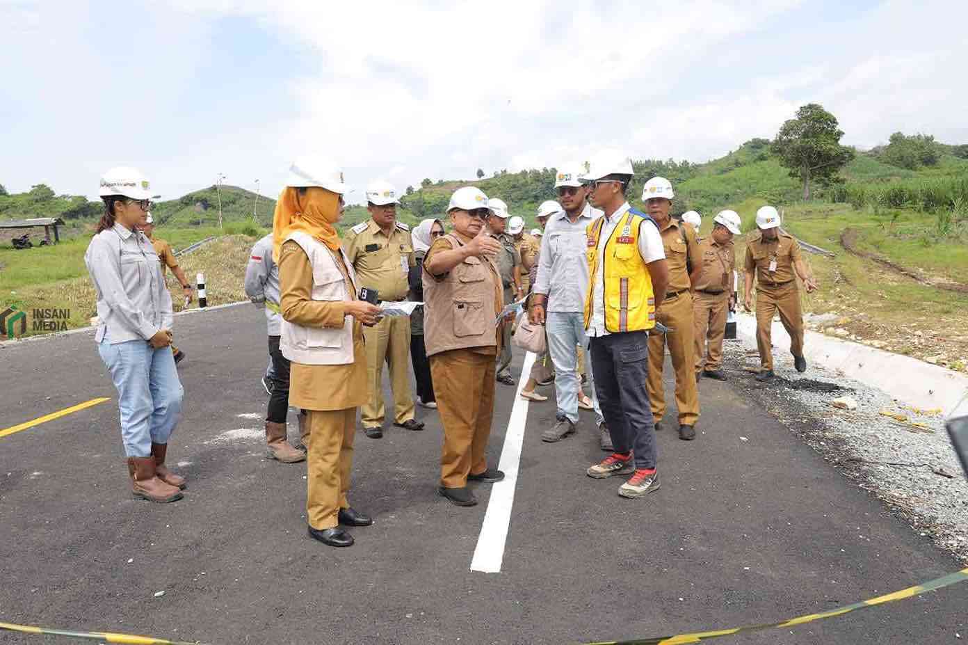Bupati Blitar Rijanto saat Meninjau Pembangunan Jalan Lintas Selatan