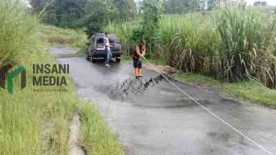 Dinas PUPR Kabupaten Blitar Melakukan Pengukuran Jalan Retak di Kecamatan Wates Kabupaten Blitar