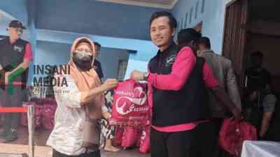 Founder DRW Skincare Wahyu Triasmara saat Membagikan Paket Lebaran untuk Warga