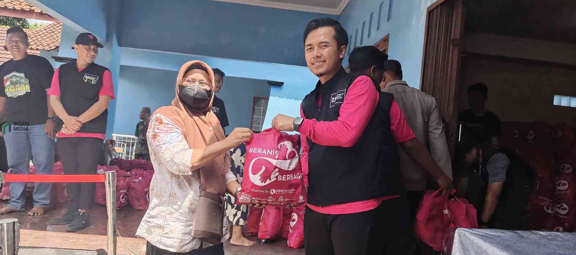 DRW Skincare Bagikan 50 Ribu Paket Lebaran untuk Masyarakat Founder DRW Skincare Wahyu Triasmara saat Membagikan Paket Lebaran untuk Warga