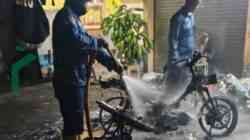 Motor Terbakar di Depan Masjid Al-Huda Waru Sidoarjo Dipadamkan Damkar