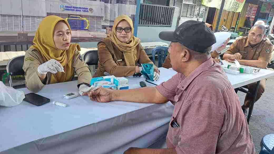 Pemeriksaan Kesehatan, Dua Sopir Hipertensi Terjaring di Terminal Kesamben, Blitar Jelang Arus Mudik Hari Raya idul Fitri Sopir Menjalani Pemeriksaan Kesehatan di Terminal Kesamben Blitar