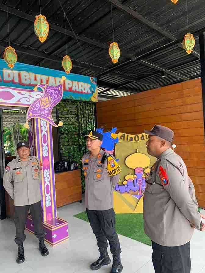 Kapolres Blitar Tinjau Pengamanan Wisata saat Libur Lebaran Kapolres Blitar Rivanda saat Mengunjungi Blitar Park