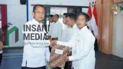 Remisi Nyepi 2026, Lima Warga Binaan Beragama Hindu Lapas Blitar Dapat Pengurangan Hukuman Kepala Lapas Kelas IIB Blitar Romi Novitrion Menyerahkan Remisi pada 6 Warga Binaan yang Beragama Hindu