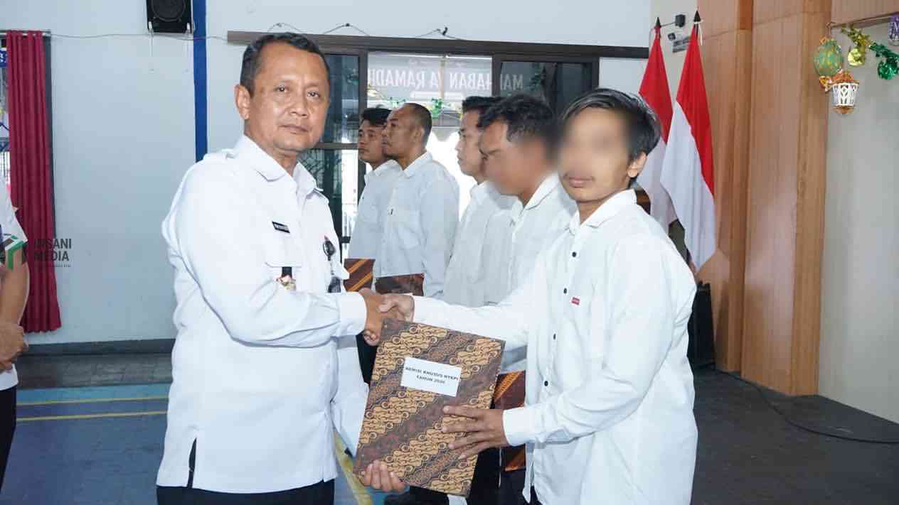 Remisi Nyepi 2026, Lima Warga Binaan Beragama Hindu Lapas Blitar Dapat Pengurangan Hukuman Kepala Lapas Kelas IIB Blitar Romi Novitrion Menyerahkan Remisi pada 6 Warga Binaan yang Beragama Hindu