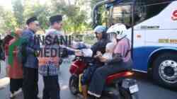 Ketua KPU Purworejo Jarot Sarwosambodo saat Membagikan Takjil pada Pengguna Jalan