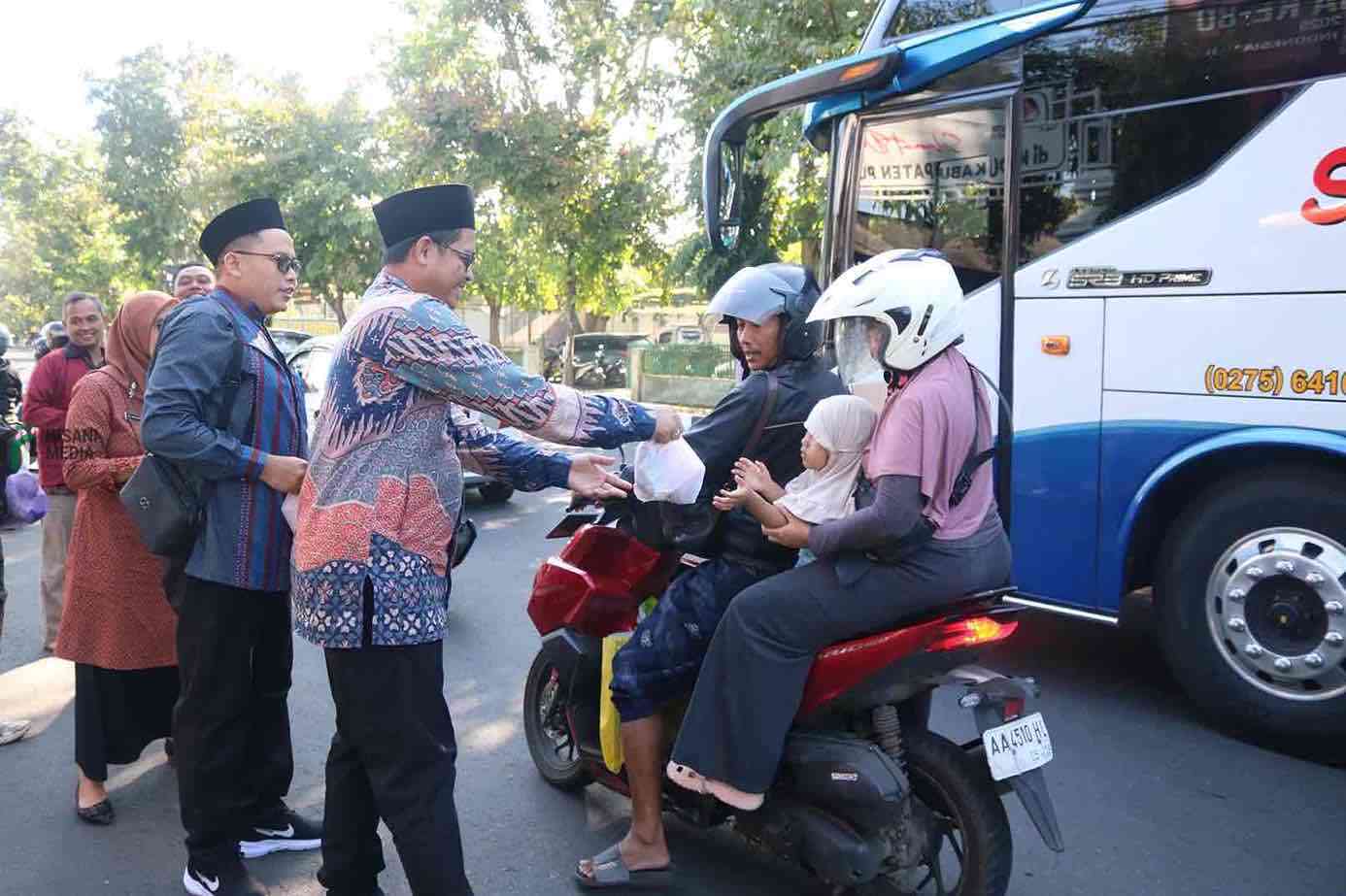 Ketua KPU Purworejo Jarot Sarwosambodo saat Membagikan Takjil pada Pengguna Jalan