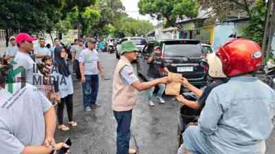 Komunitas Suketteki Berbagi Takzil di Kediri